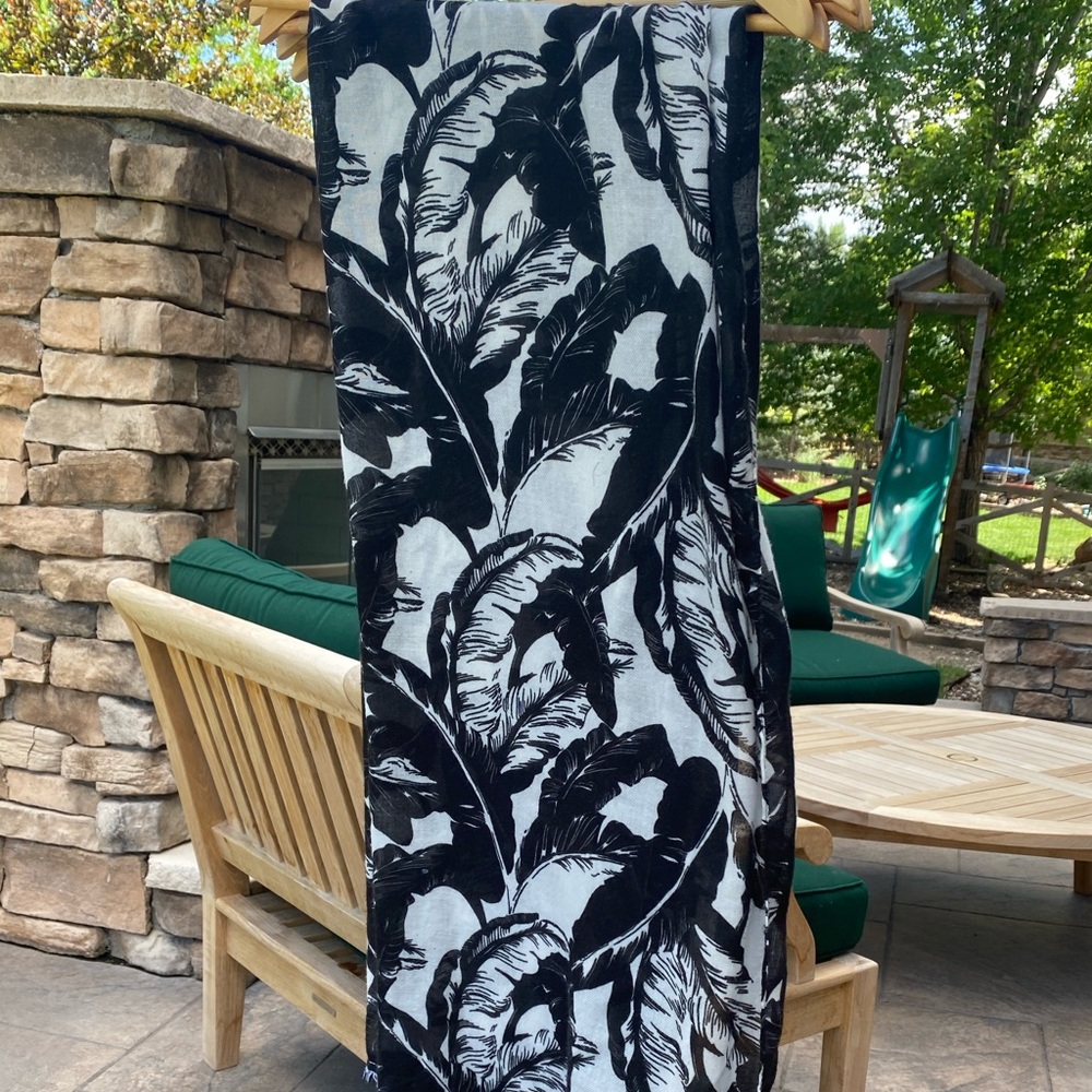 Black and white floral printed scarf